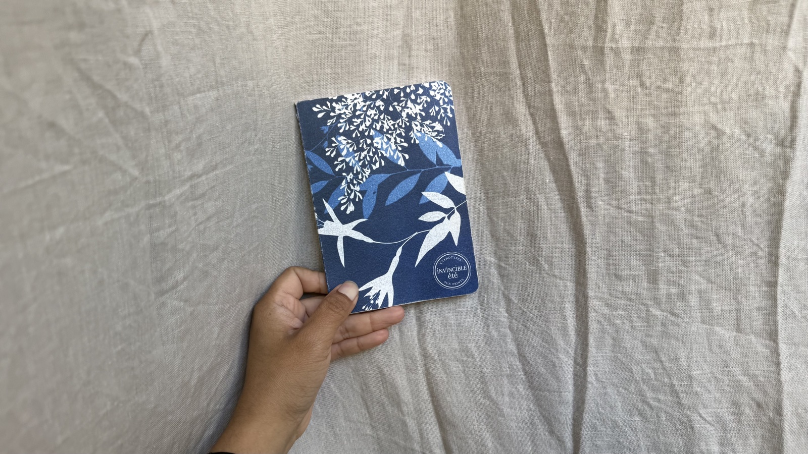 Carnet A6 tenu en main, format de poche pour bullet journal nomade