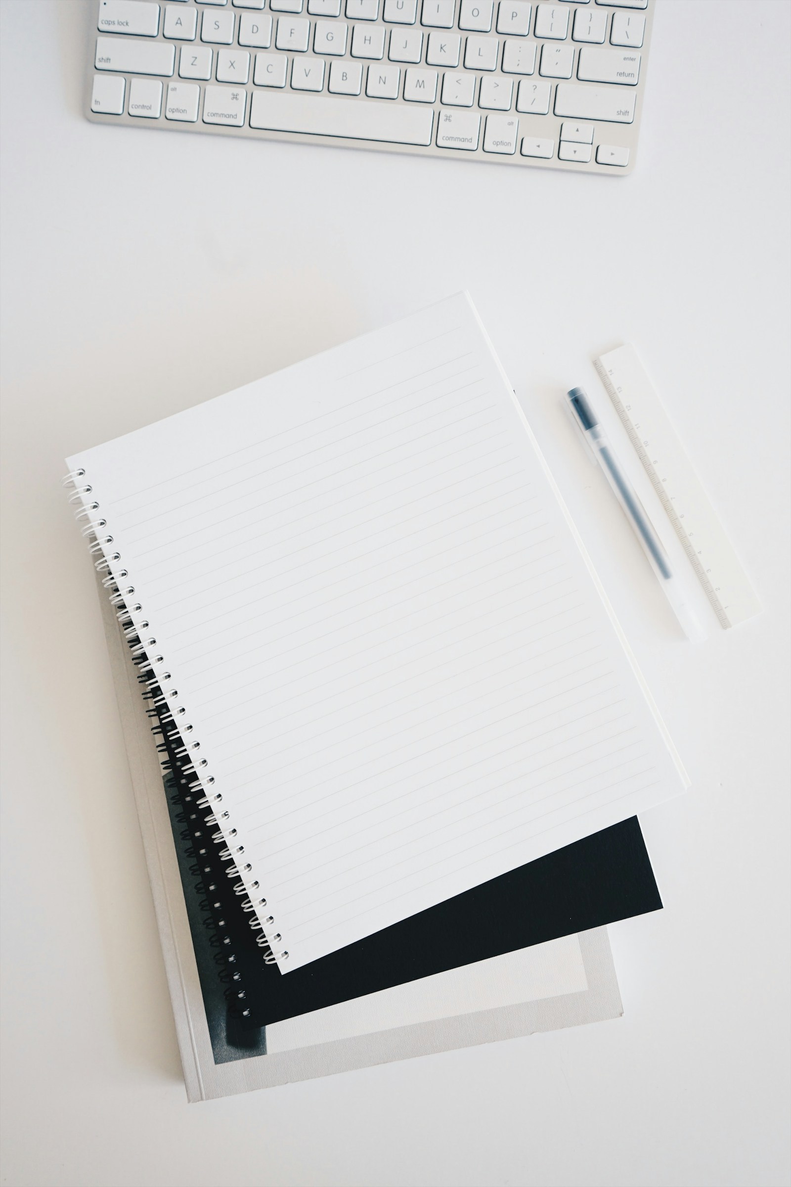 Carnet ouvert avec stylo et tickets de voyage